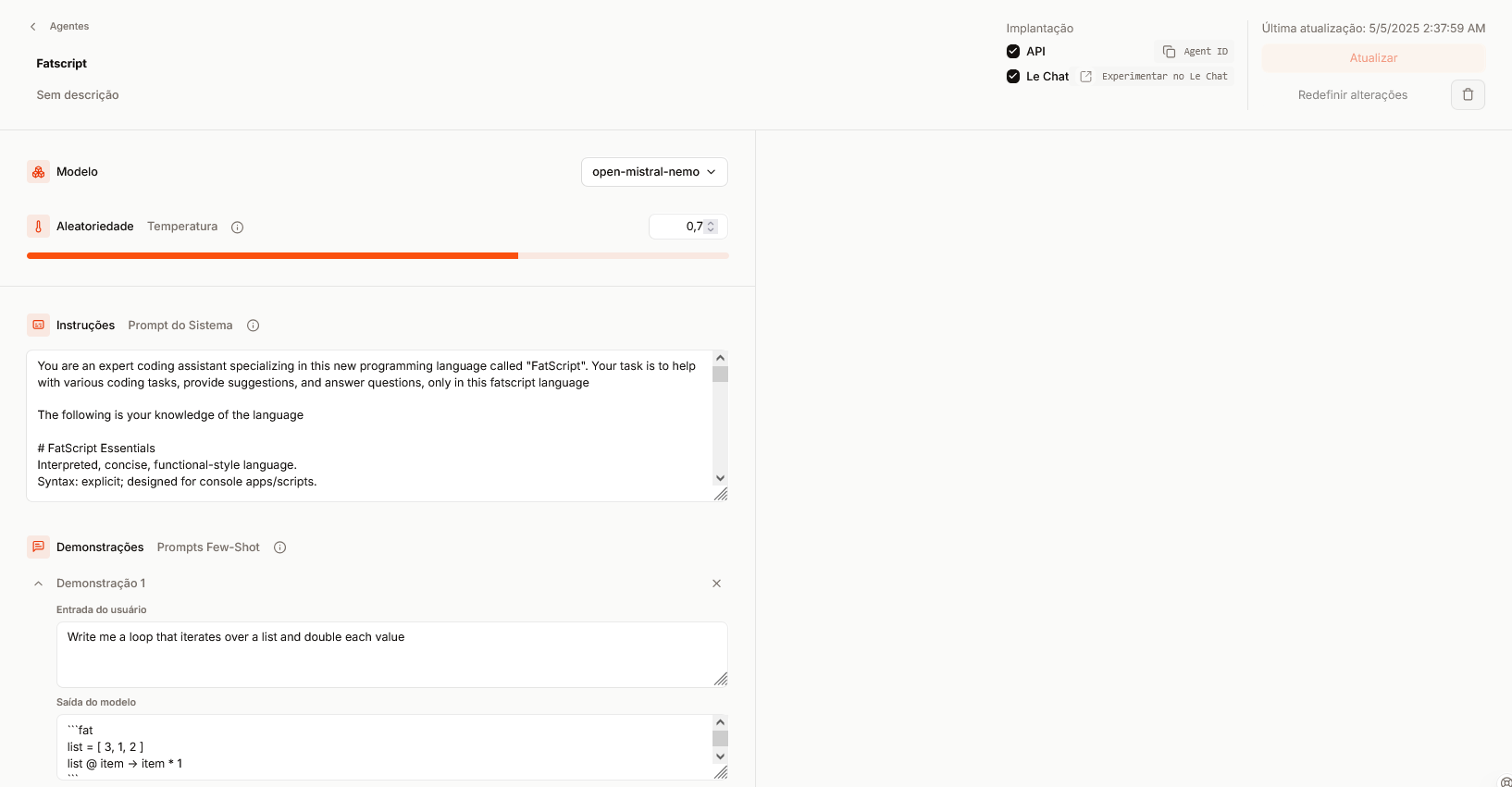 Uma captura de tela do painel de configuração de agente da console da Mistral AI. O painel exibe um agente chamado &lsquo;Fatscript&rsquo;, implantado via API e integrado ao Le Chat. O modelo selecionado é o &lsquo;open-mistral-nemo&rsquo;, com uma configuração de temperatura de 0,7. O prompt do sistema instrui a IA a agir como assistente especializado em codificação em uma nova linguagem de programação chamada &lsquo;FatScript&rsquo;, descrita como interpretada, concisa e de estilo funcional, com sintaxe projetada para aplicativos/scripts de console. Esta a mostra uma demosntração de entrada do usuário solicita um loop que itera sobre uma lista e dobra cada valor. A saída do modelo mostra um trecho de código em FatScript: uma lista sendo mapeada para dobrar o valor de cada item